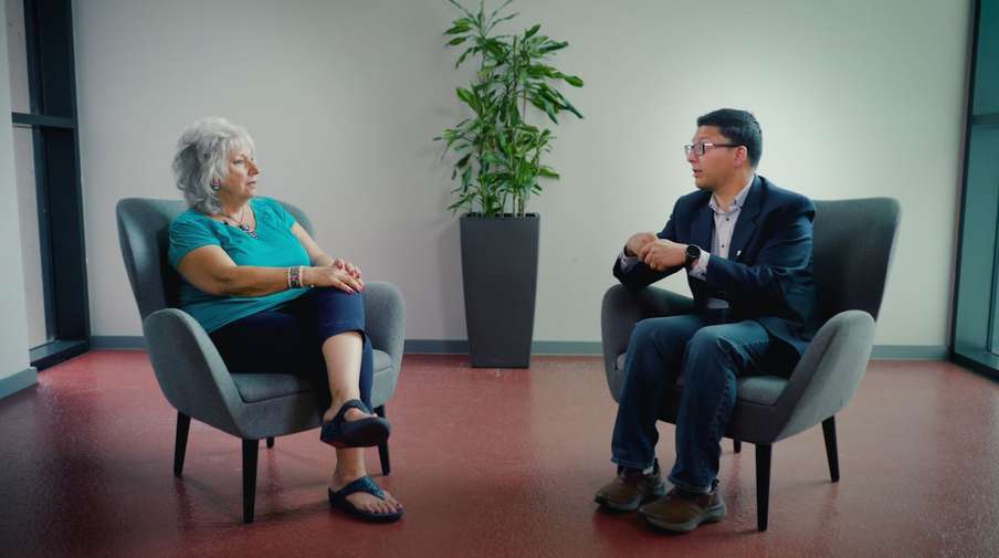 Anthea Barry and Dr Pankaj Garg discussing 4D MRI flow imaging.