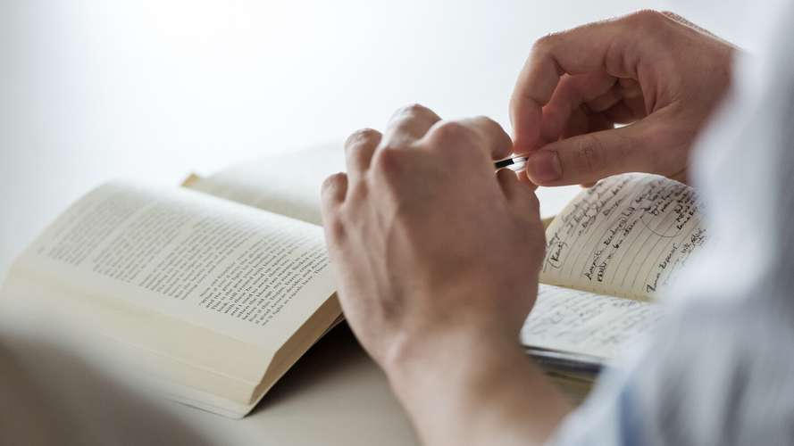 Literature, Drama and Creative Writing Students in a Seminar