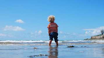 SWK_CRCF child on beach -  Max Goncharov -Unsplash-icon.jpg