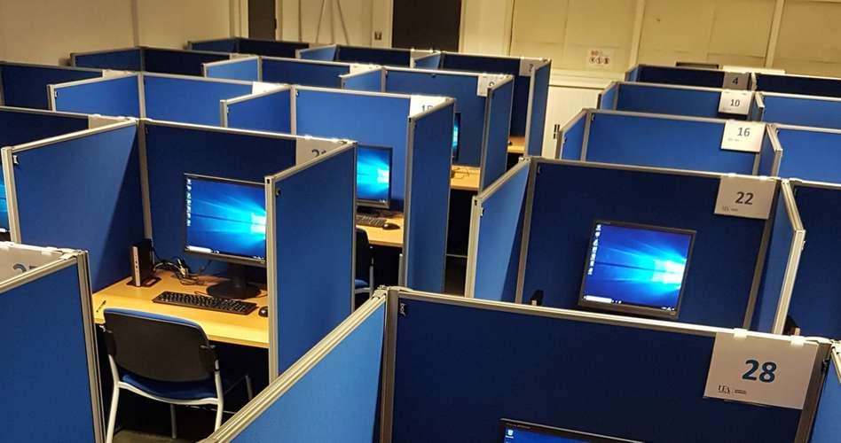 economics-computers-in-lab