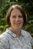 a headshot of Tracey Sach