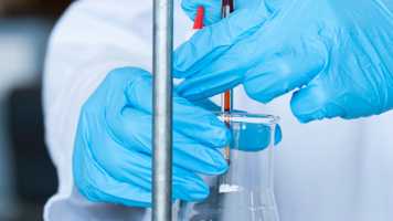 CHE students taking part in experiments in the Science labs on campus.
