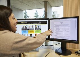 featured_jobs_staff_at_computer