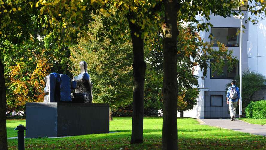 Scenic picture of the Henry Moore Statue