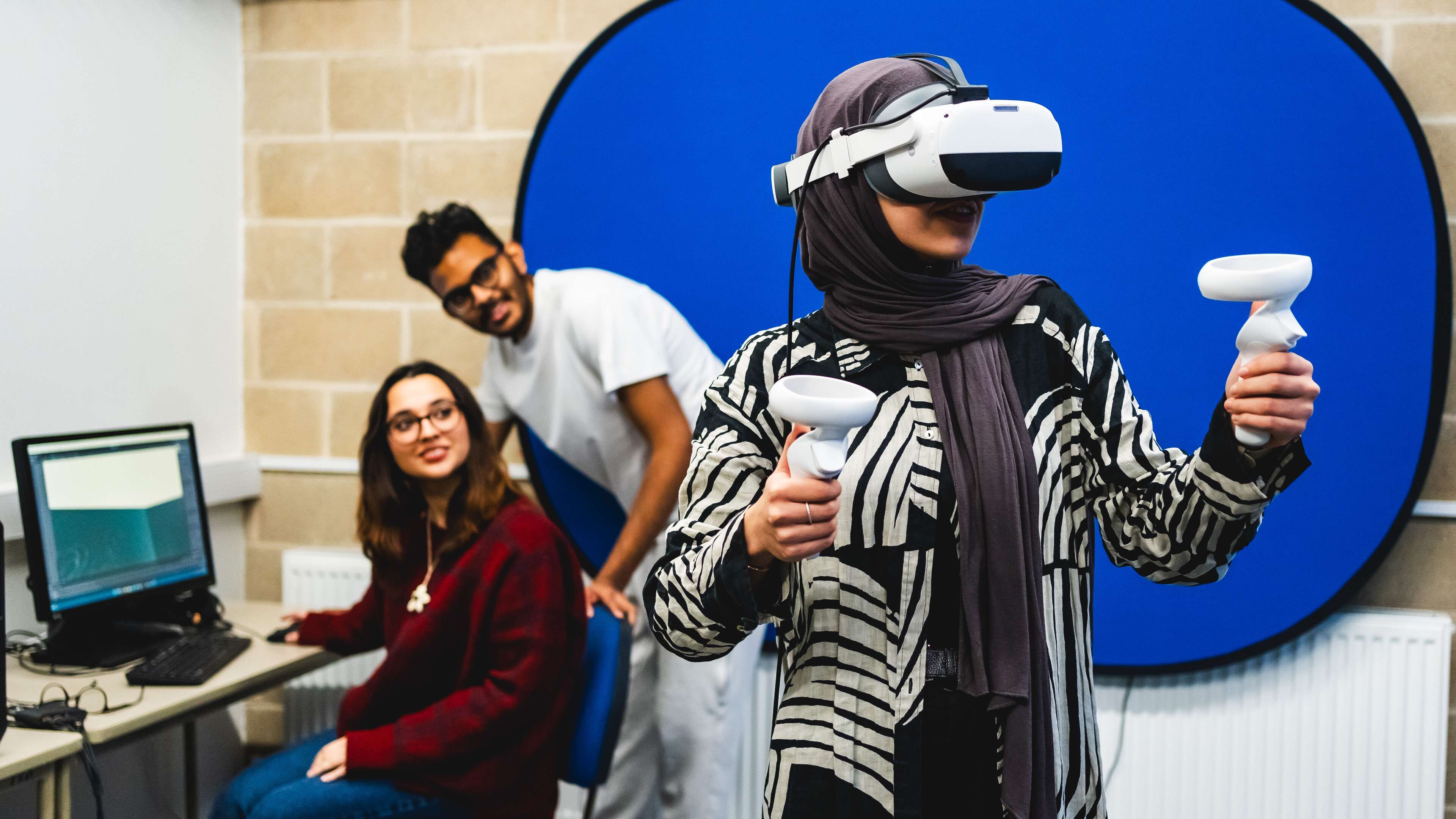Psychology students are working with a VR headset