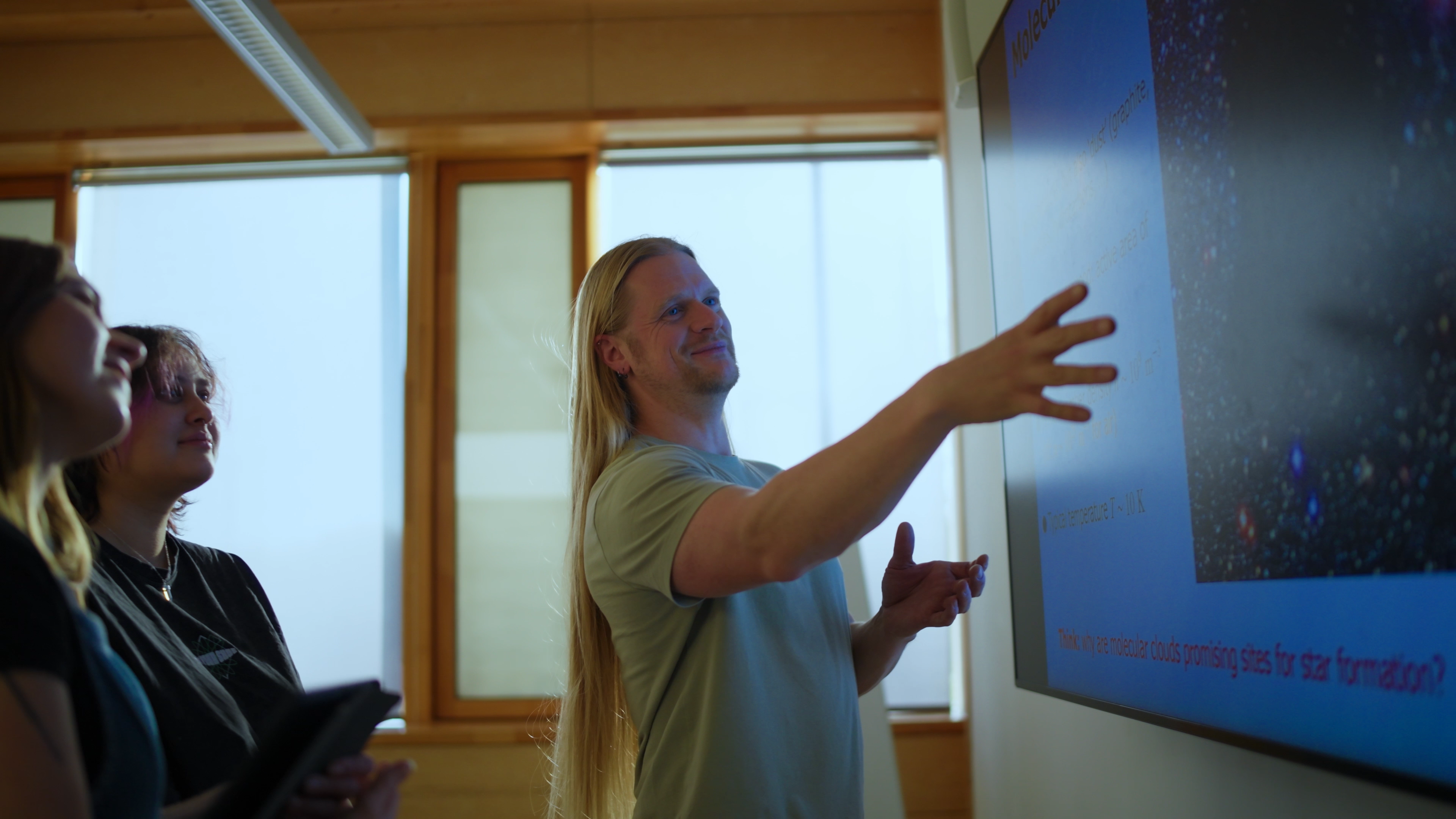 Lecturer teaching Physics students