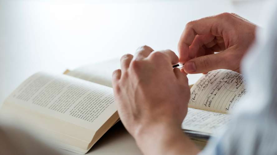 Literature, Drama and Creative Writing Students in a Seminar