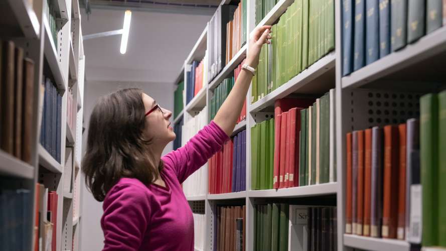 Literature, Drama and Creative Writing Students searching for books