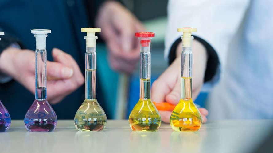 CHE students taking part in experiments in the Science labs on campus.