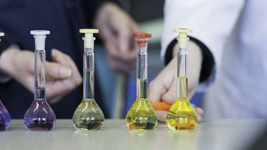 Chemistry experiment with coloured liquids