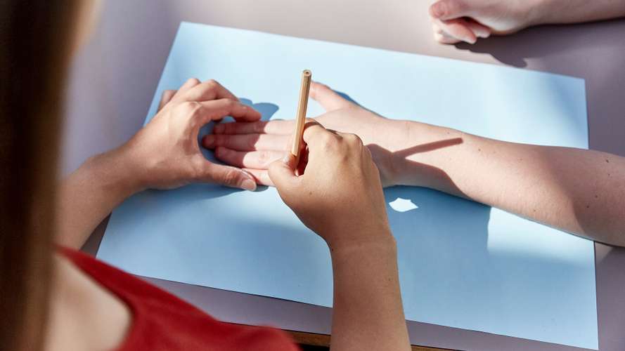 Health Sciences Students at UEA tracing hand