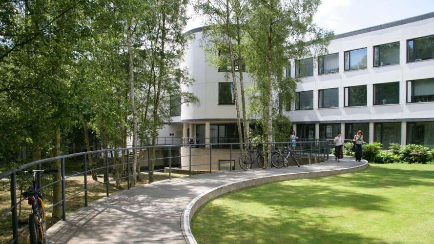 The Queens Building on Campus