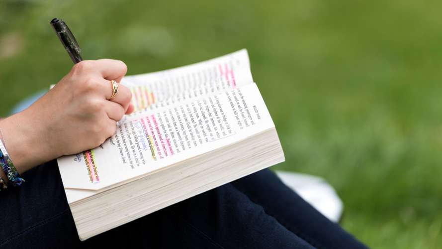 Literature, Drama and Creative Writing Students in a Seminar