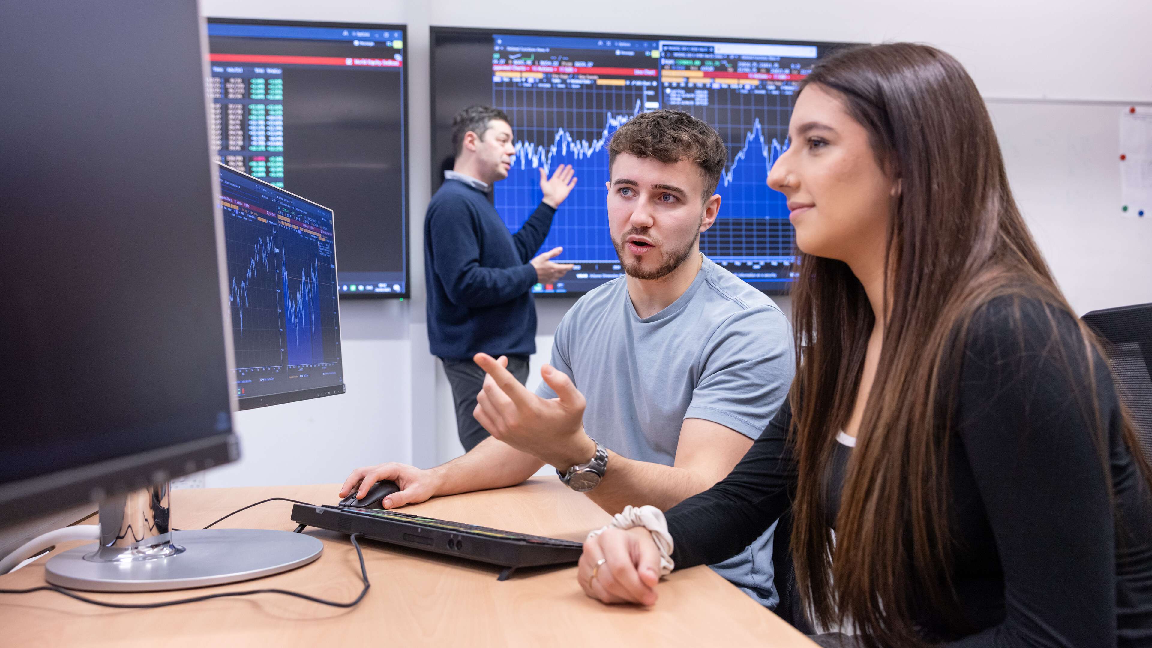 Business Students working together in Fintech Lab Session in Thomas Paine Study Center