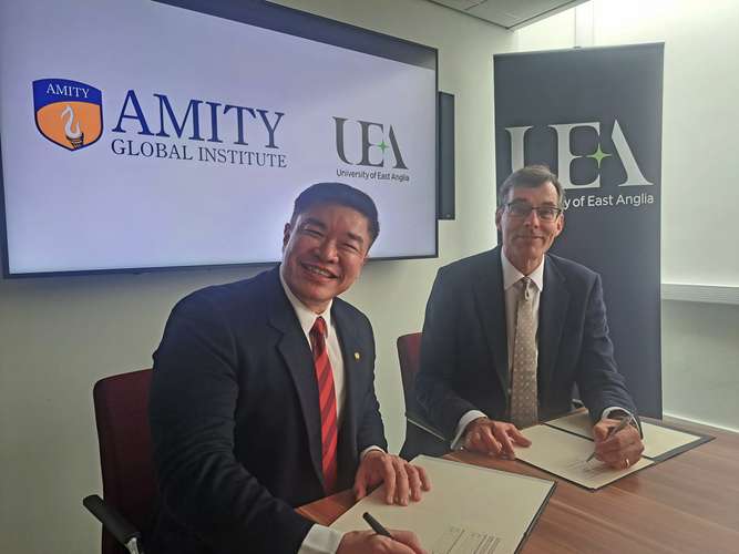 (L-R) Prof Leon Choong, Regional CEO (ASEAN) and Chief Academic Officer, Amity Global Institute, and UEA’s Pro Vice-Chancellor International Prof Steven McGuire sign the partnership contract. Photo credit: UEA.