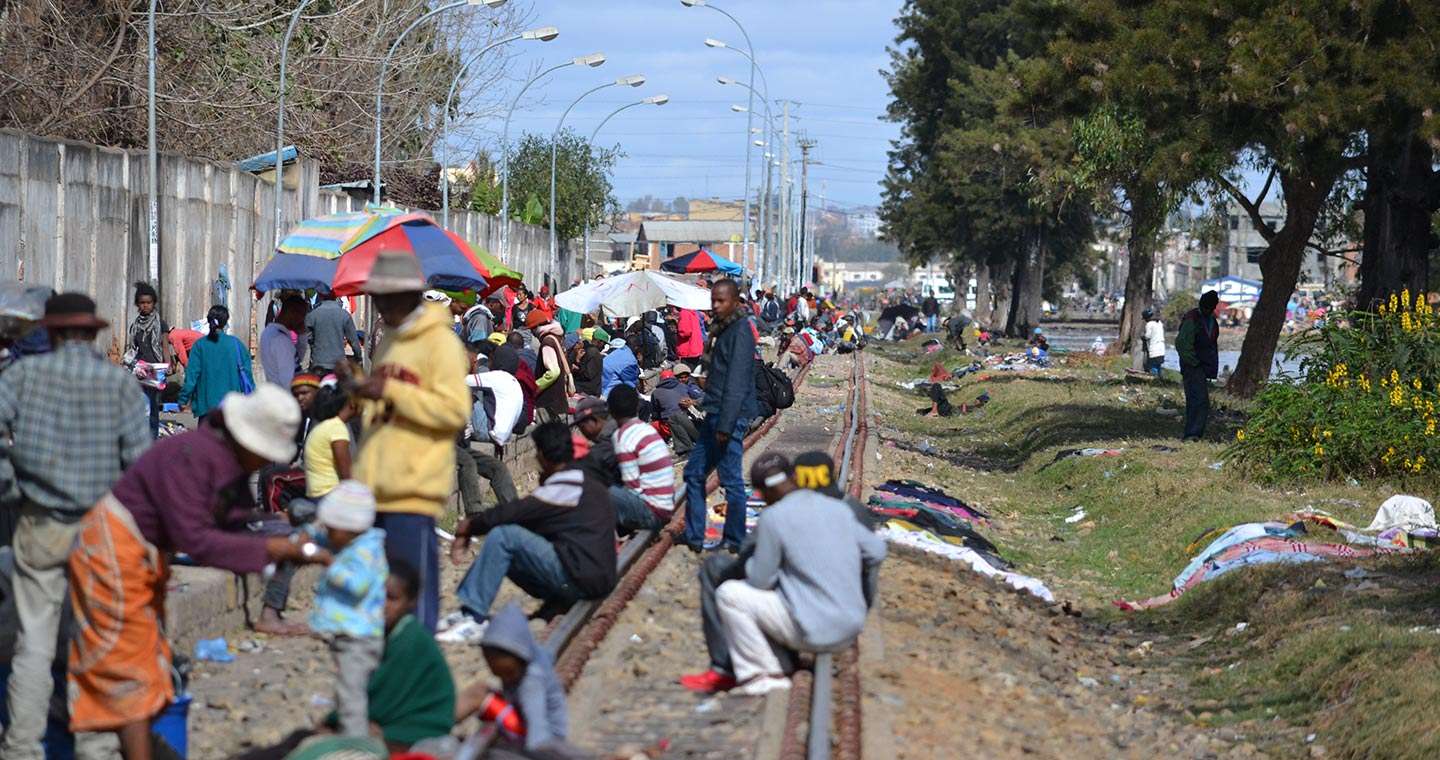 DEV_busy-railway-tracks_madagascar.jpg