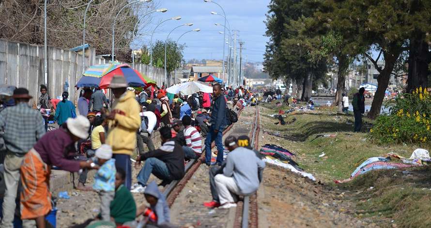 DEV_busy-railway-tracks_madagascar.jpg