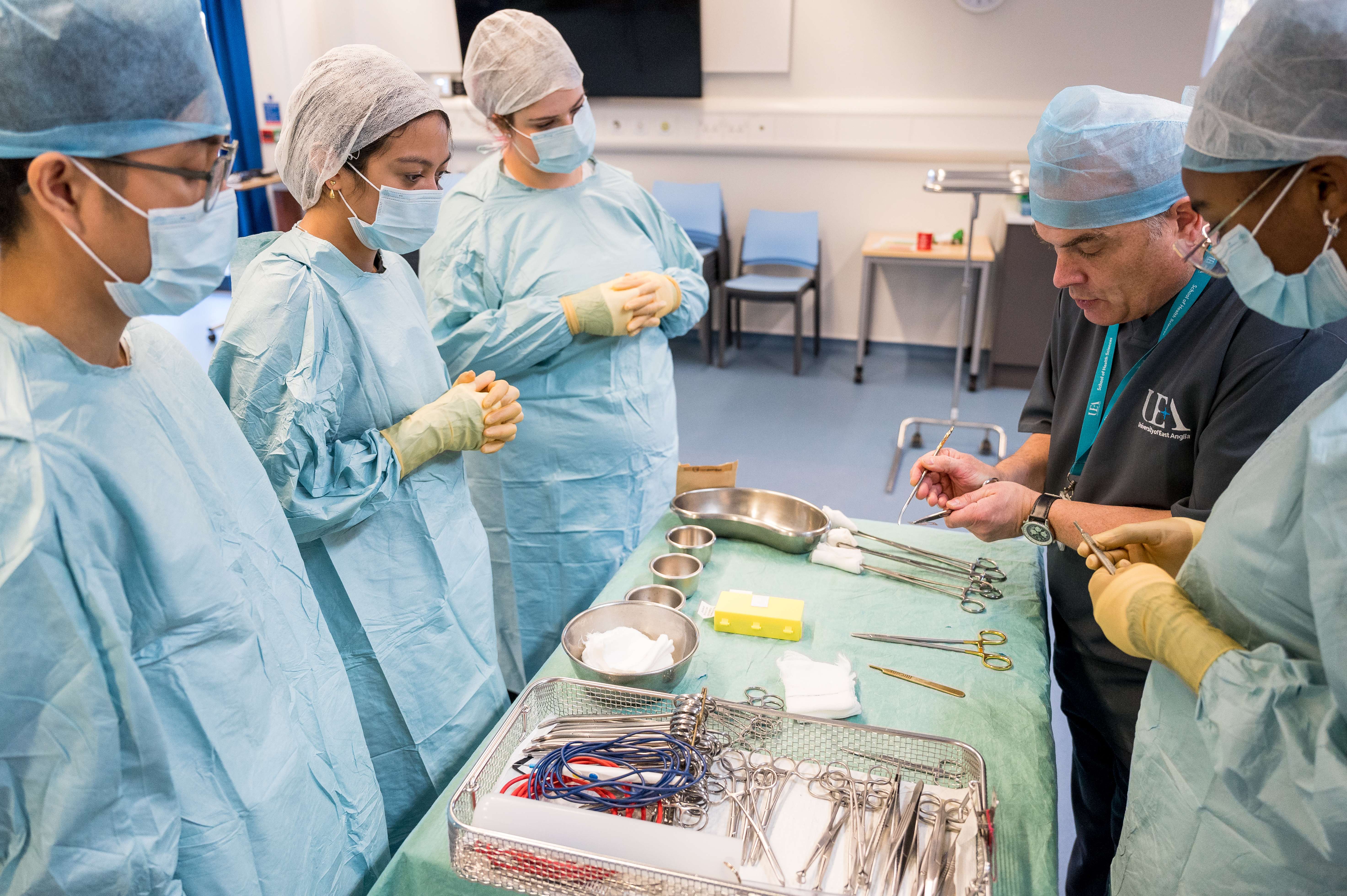 Anasthetic surgical skills demonstratio with students