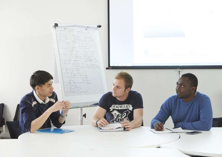 undergraduate-economics-business-students-16137_icon.jpg