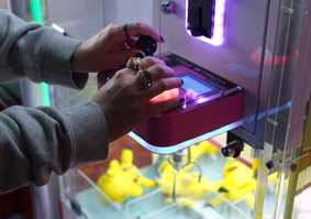 Controlling a claw machine