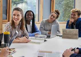 A group of 4 students in a seminar.